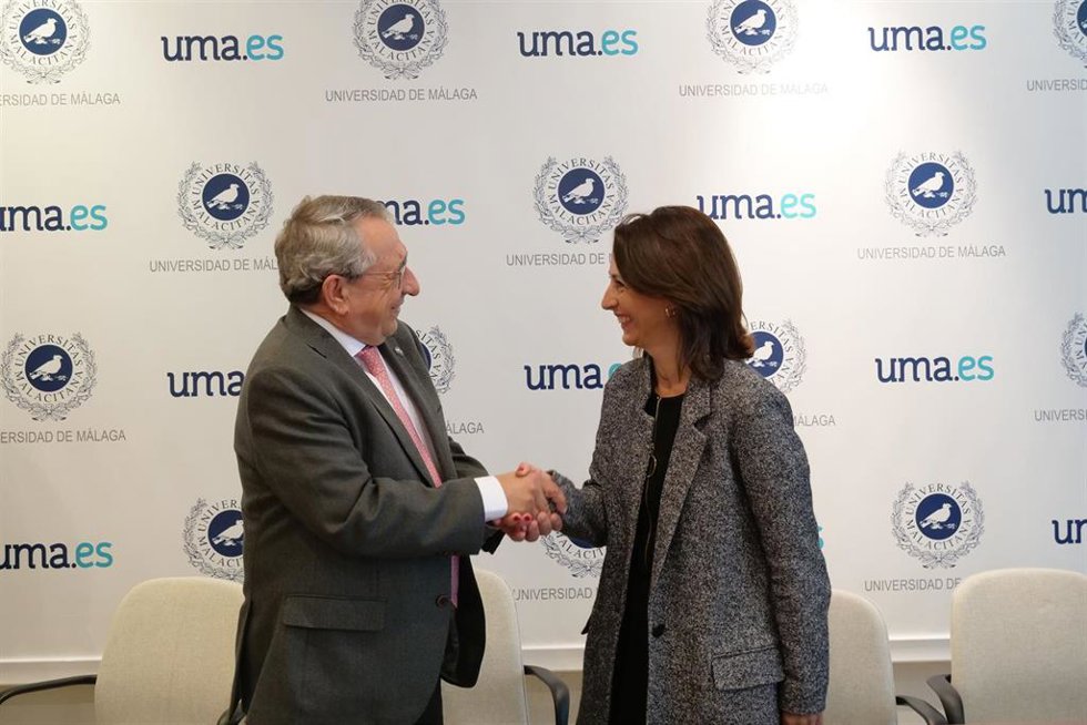 El rector de la UMA, José Ángel Narváez, y la directora general de Fundación Sando, Esther Sánchez