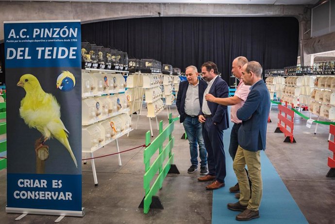 El consejero de Industria y vicepresidente de Recinto Ferial, Manuel Fernández, recorre el XXVII Certamen Ornitológico