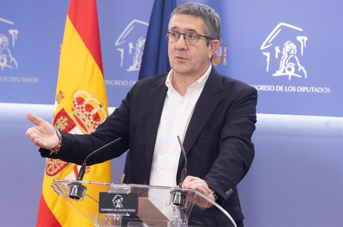 El portavoz del PSOE en el Congreso, Patxi López, durante una rueda de prensa posterior a la reunión de la Junta de Portavoces, a 23 de noviembre de 2023, en Madrid (España).