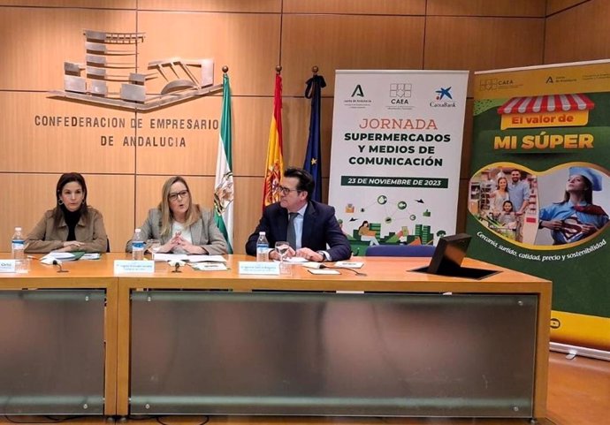 La sede de la Confederación de Empresarios de Andalucía (CEA) ha acogido la jornada 'Supermercados y Medios de Comunicación', organizada por la Confederación Andaluza de Empresarios de Alimentación y Perfumería (CAEA).