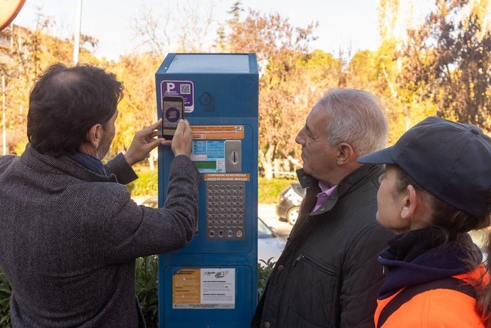 El Ayuntamiento de Guadalajara y Telpark transforman 50 parquímetros en puntos informativos para 'aparcar' la violencia.