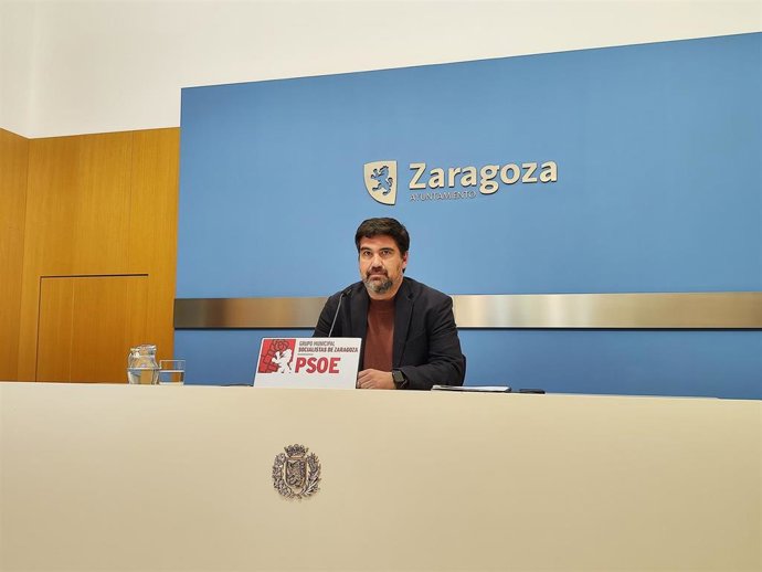 El concejal del PSOE, Horacio Royo, en la sala de prensa del Ayuntamiento de Zaragoza
