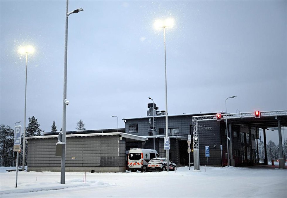 23 November 2023, Finland, Inari: Police vehicles park at the Raja-Jooseppi international border crossing station in Inari, northern Finland. Finland plans to close three more border crossings with Russia from Friday. Photo: Emmi Korhonen/Lehtikuva/dpa
