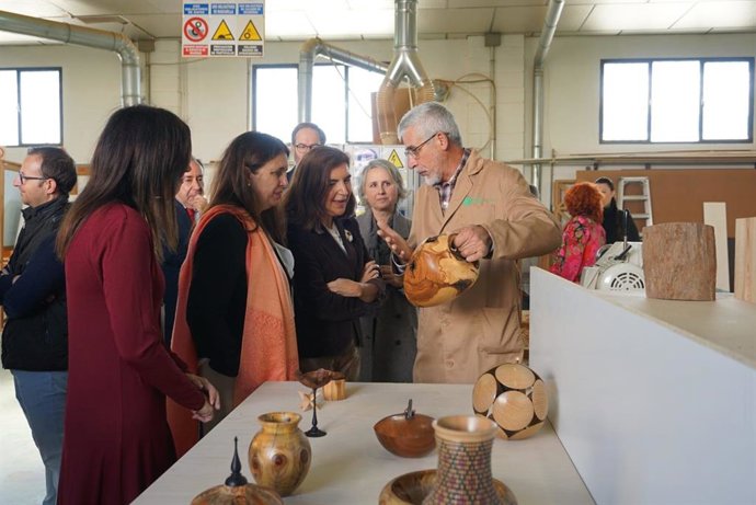 Rocío Blanco (centro) durante su visita a la Escuela de la Madera de Encinas Reales.