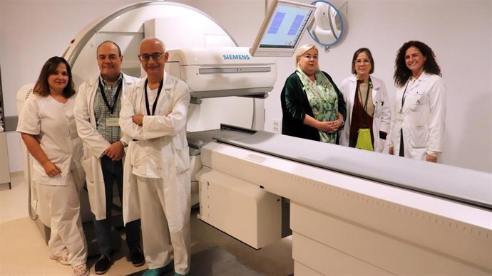 El Hospital Universitario Juan Ramón Jiménez de Huelva ha incorporado una nueva gammacámara SPECT-TC.