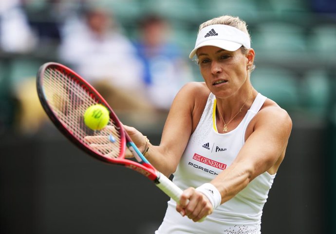 Archivo - 01 July 2022, United Kingdom, London: German tennis player Angelique Kerber in action against Belgium's Elise Mertens during their women's singles third round match on the fifth day of the 2022 Wimbledon Grand Slam tournament at the All Englan