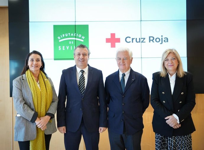 El presidente de la Diputación, Javier Fernández, con su homólogo de Cruz Roja Sevilla, Francisco Rodríguez, y la coordinadora provincial de dicha entidad, Beatriz Nieto; junto a la diputada de Cohesión María Encarnación Fuentes