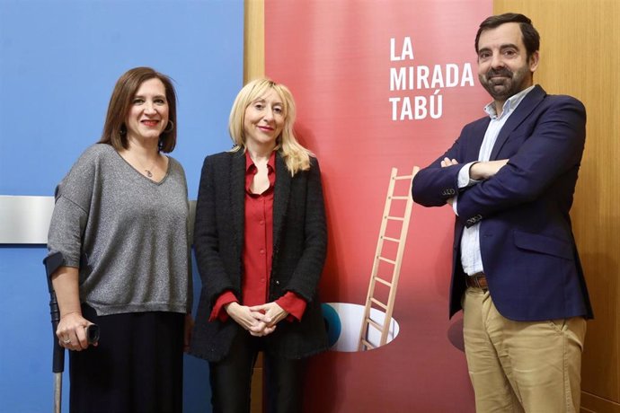 La consejera municipal de Cultura, Sara Fernández, la directora del Festival, Vicky Calavia, y el gerente de la sociedad municipal Zaragoza Cultural, David Lozano, en la presentación de la X edición de 'La Mirada Tabú'.