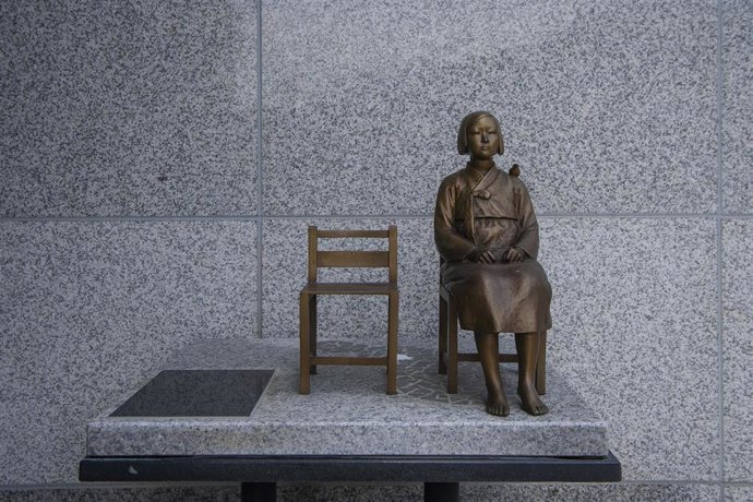 Archivo - Imagen de archivo de una escultura en recuerdo a las denominadas 'mujeres de confort' en Corea del Sur. 