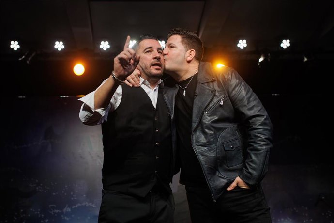 El dúo musical Andy y Lucas durante una rueda de prensa, en las instalaciones de la AIE, a 23 de noviembre de 2023, en Madrid (España)