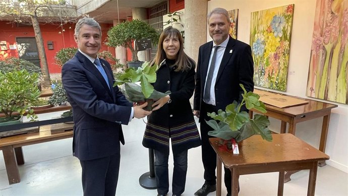 La Universidad Miguel Hernández entrega al Real Jardín Botánico y al Museo Nacional de Ciencias Naturales dos esquejes de la higuera de la casa de Orihuela (Alicante) del poeta Miguel Hernández.