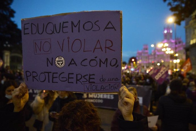 Archivo - Una persona sostiene una pancarta en una manifestación convocada por Movimiento Feminista contra la violencia sexual.