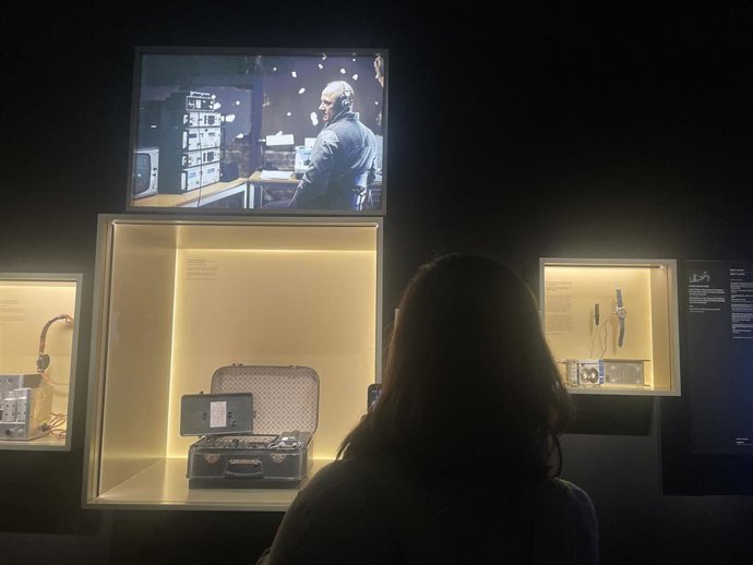 CaixaForum de Barcelona explora la relación entre cine y espionaje en una exposición