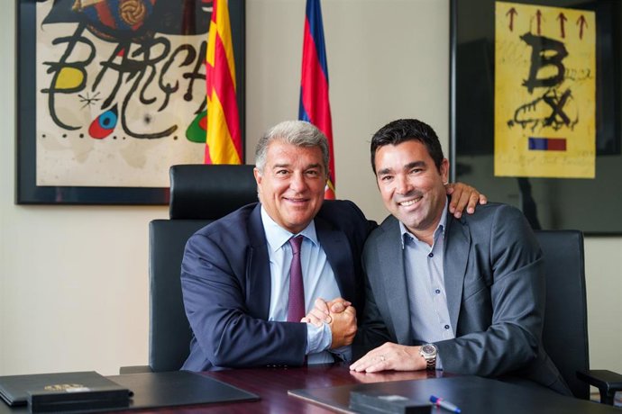 Archivo - El presidente del FC Barcelona, Joan Laporta, con el nuevo director deportivo del club, Deco