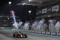 El atardecer de Abu Dabi vive un fin de fiesta animado por el duelo Sainz-Alonso