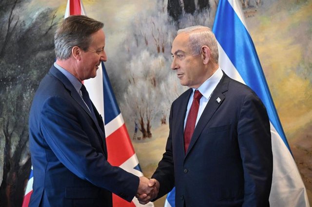 El primer ministro de Israel, Benjamin Netanyahu, junto al ministro de Exteriores británico, David Cameron.