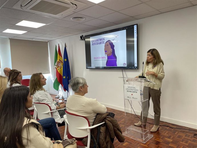 La delegada de Salud y Consumo, María Jesús Botella, en la presentación de la campaña contra la violencia de género.