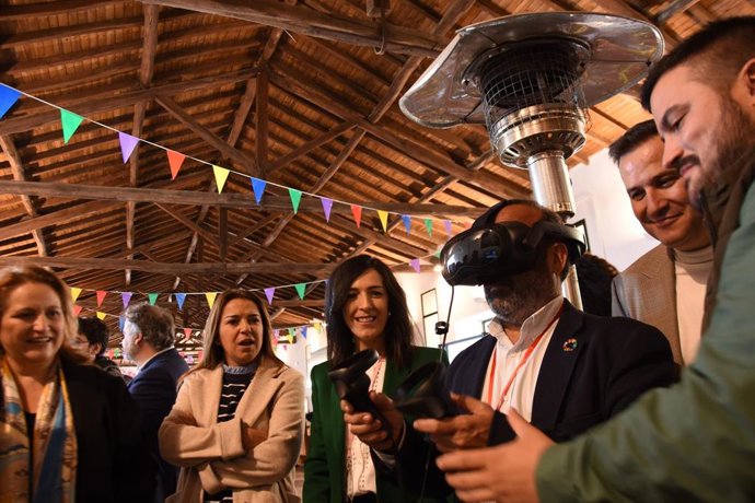 El presidente de la Diputación de Cáceres, Miguel Ángel Morales, visita en Malpartida de Plasencia la feria Maker