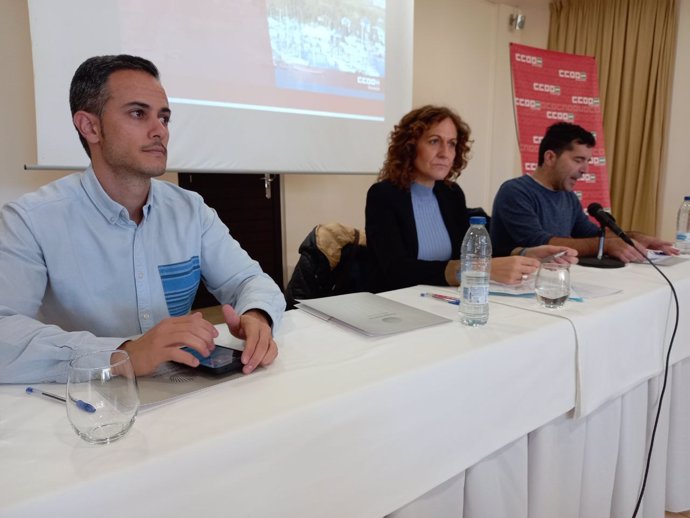 Asamblea de trabajadores organizada por CCOO en la costa de Granada