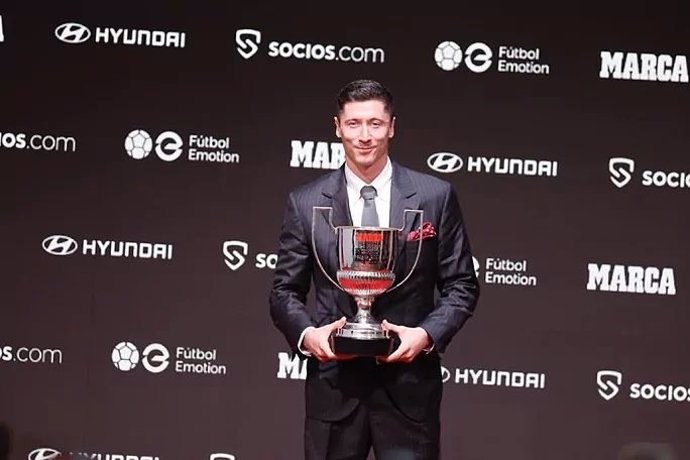 El jugador del FC Barcelona Robert Lewandowski con el Trofeo Pichichi de la temporada 2022/23 en la Gala de los Premios MARCA