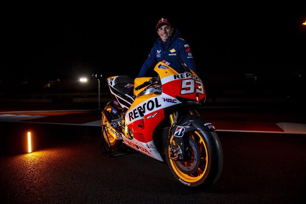 Marc Márquez posa con su Honda del Repsol Honda en el Circuito Ricardo Tormo