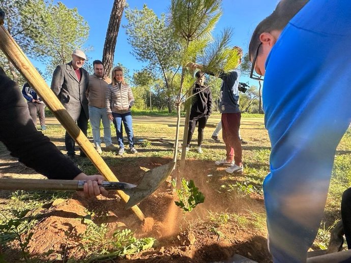 La alcaldesa, Ana Isabel Jiménez, ha participado de la acción acompañada de los miembros de su Gobierno, entre ellos la delegada responsable del Monumento Natural, Medio Ambiente y Sostenibilidad, Lola Aquino.