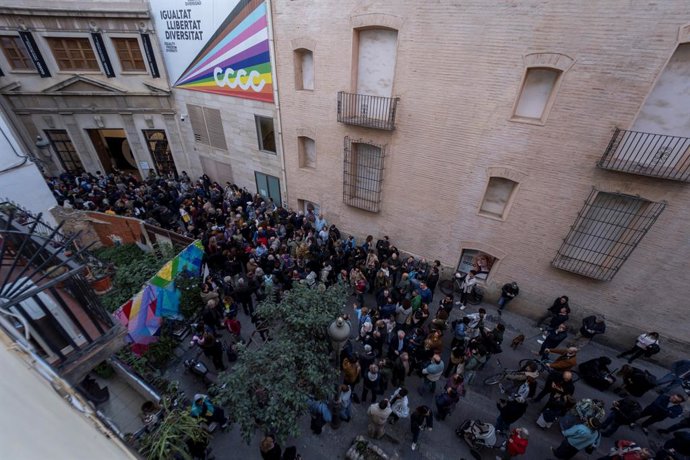 Decenas de personas durante una concentración contra el cese de Pérez Pont como gerente del Consorci de Museus, frente al  Centro del Carmen de Cultura Contemporánea (CCCC) (archivo)
