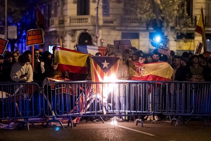 Manifestantes tras la valla policial en unas de las protestas en las inmediaciones de la sede del PSOE en Ferraz