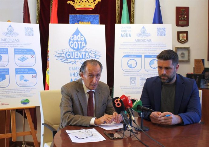 El alcalde de Chiclana, José María Román, y el delegado de Medio Ambiente y vicepresidente de Chiclana Natural, Roberto Palmero, anuncian restricciones de agua por la sequía.