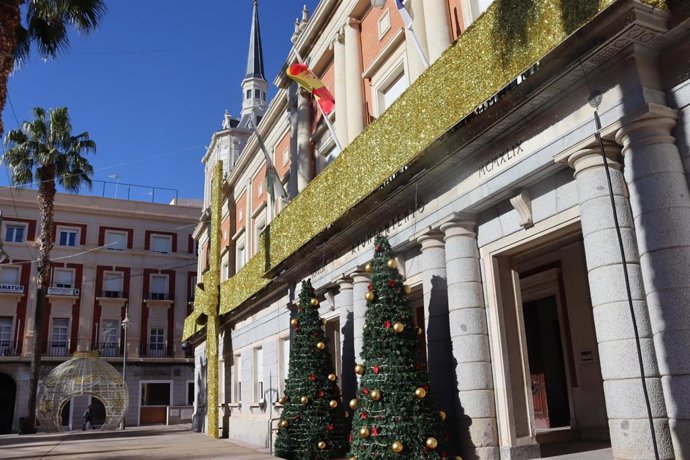 Imagen de la puerta del Ayuntamiento adornado para iniciar las navidades de 2023.