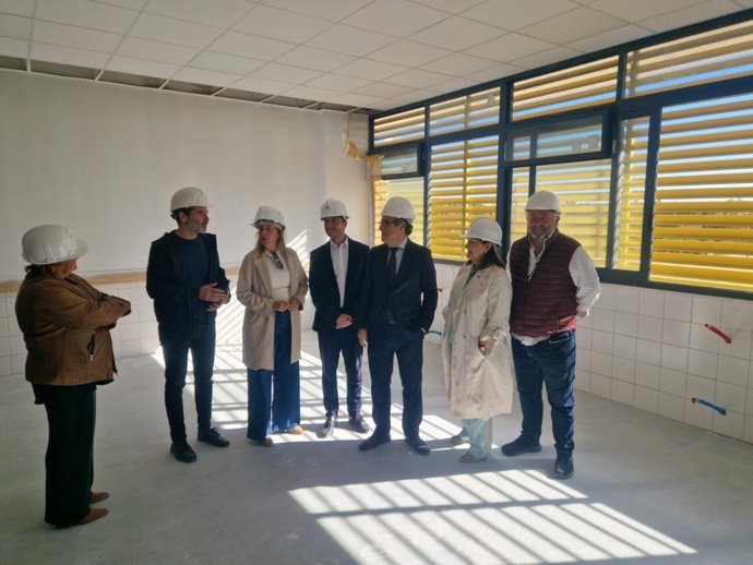 Ayuntamiento, dirección y AMPAs han visitado junto al delegado territorial de Desarrollo Educativo de la Junta, MIguel Briones, las obras del nuevo centro en Las Chapas, que ha supuesto una inversión de 6,4 millones de euros.
