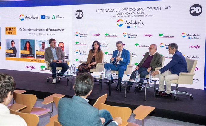 El subdirector del diario Marca, Carlos Carpio; la subdirectora de Mundo Deportivo, Cristina Cubero; el director de Relevo, Óscar Campillo, y el presidente de honor de As, Alfredo Relaño, en la I Jornada de Periodismo Deportivo en Sevilla.