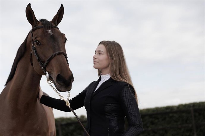 La joven amazona madrileña Lucía Fernández junto a uno de sus caballos