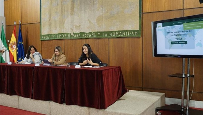 En la mesa de presentación del informe han participado la vicepresidenta de la Mesa del Parlamento, Irene García; la presidenta de la CAONGD, Zaira Mesa; y la vicepresidenta de la CAONGD, Patricia Sánchez.