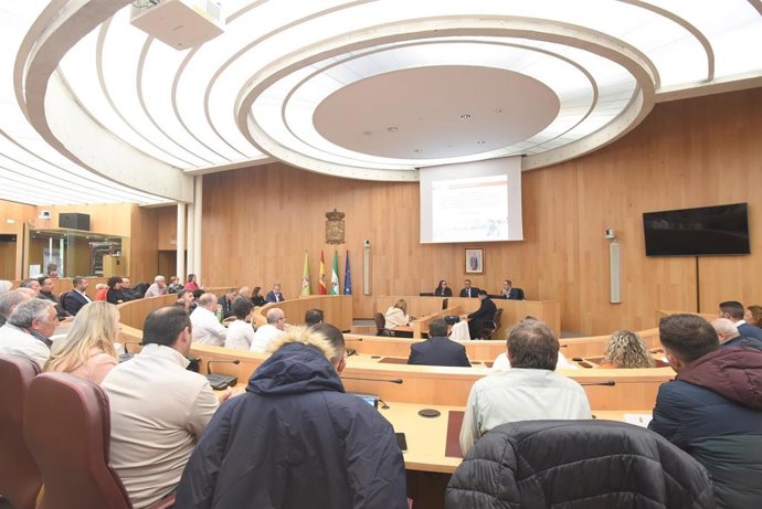Reunión en la Diputación de Granada con los alcaldes cuyos municipios recibirán ayudas contra la despoblación.