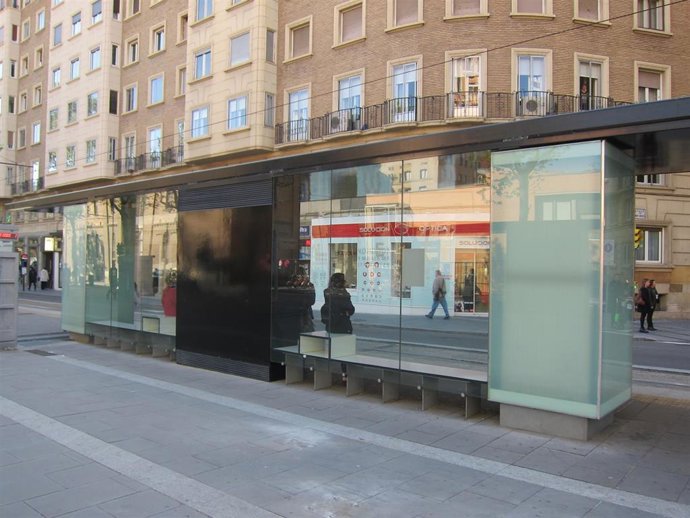 Archivo - Marquesina del tranvía en Gran Vía