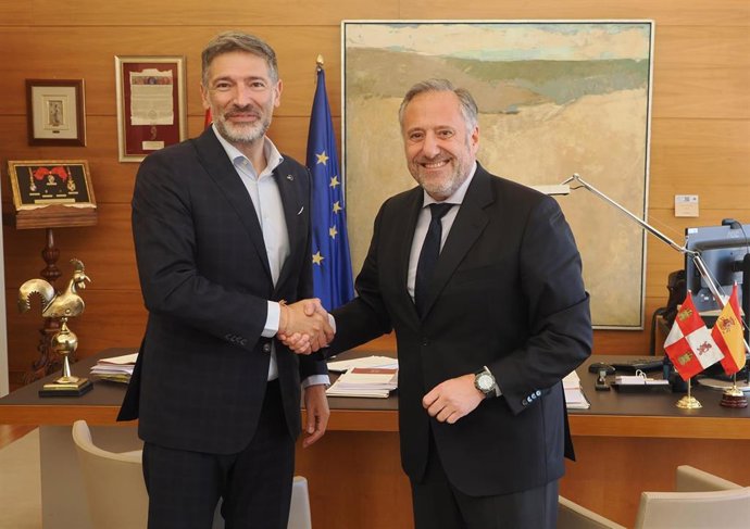 Julio César Álvarez (i) y Carlos Pollán, durante la firma del convenio.
