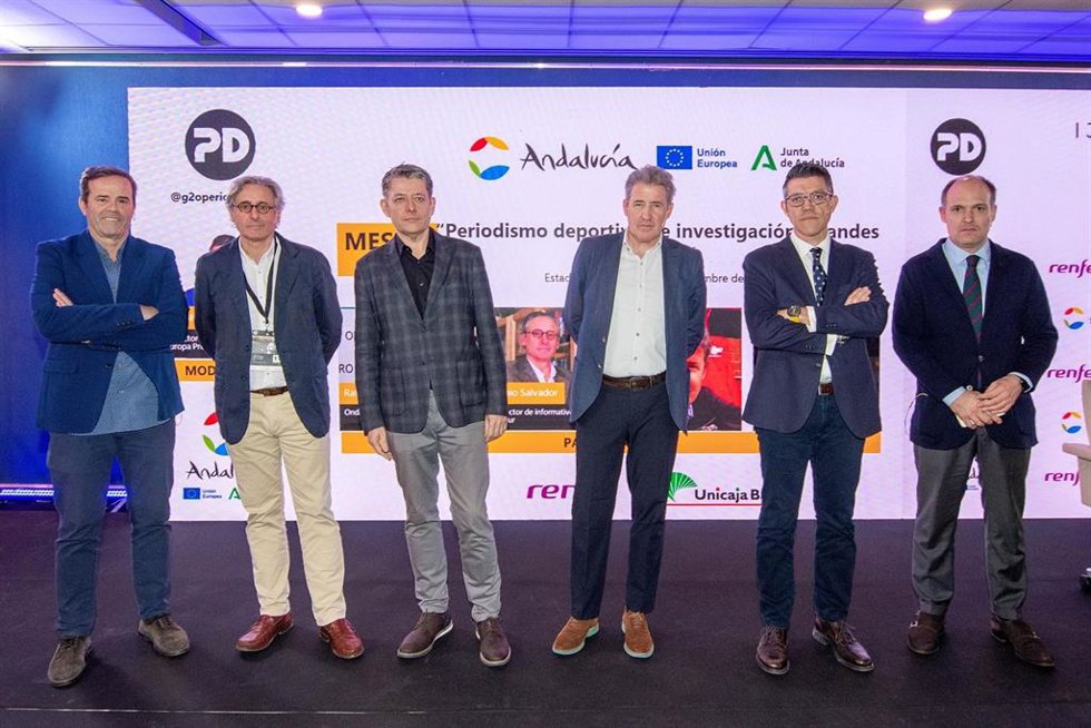Los periodistas Paco Grande (TVE), Antonio Salvador (Canal Sur), Rafa Fernández (Onda Cero), Kike Marín (El Confidencial), Gaspar Díez (Europa Press) y Esteban Urreiztieta (El Mundo) en la I Jornada de Periodismo Deportivo en Sevilla.