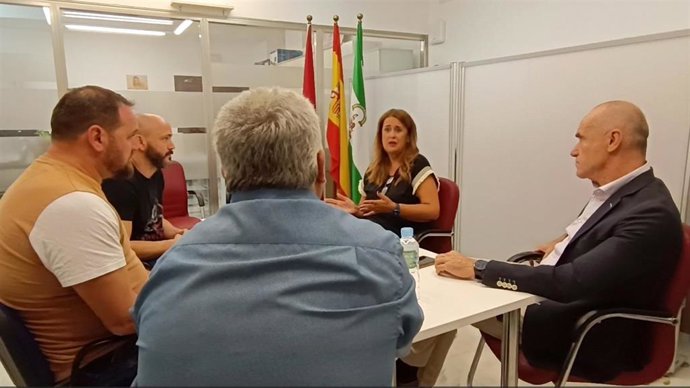 Archivo - El portavoz del PSOE en el Ayuntamiento, Antonio Muñoz, con la concejal socialista Sonia Gaya.