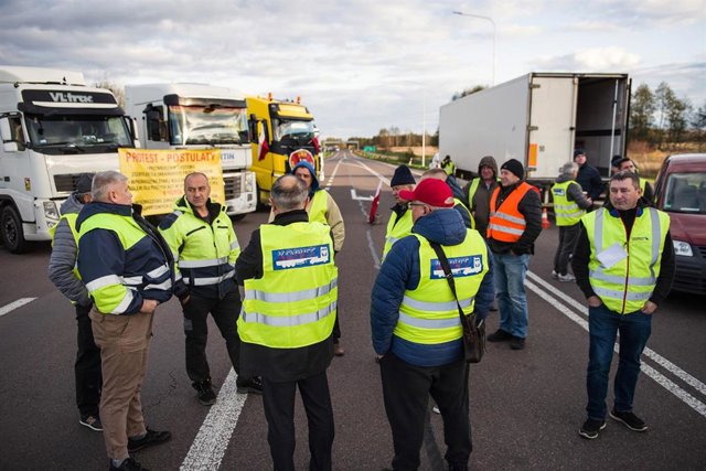 Camioneros polacos bloquean la frontera con Ucrania
