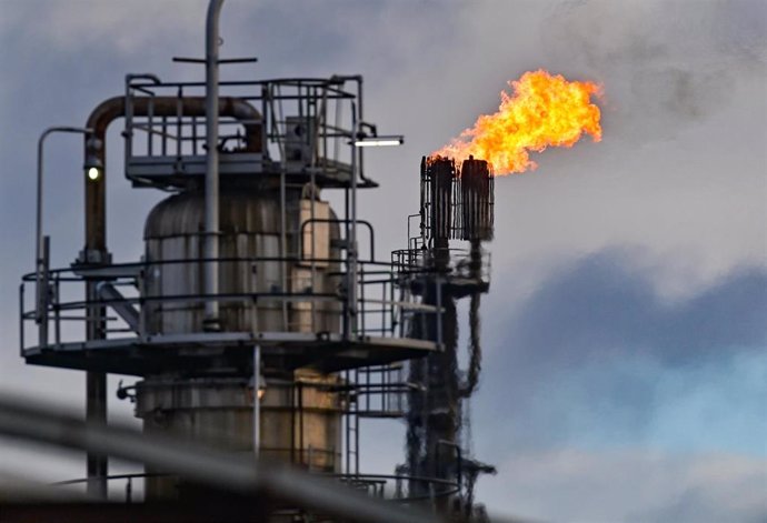 Archivo - FILED - 25 February 2022, Brandenburg, Schwedt: Surplus gas is burnt off in the crude oil processing plant of PCK-Raffinerie GmbH. The German government says it will free up some of its national oil reserves in response to the conflict in Ukra