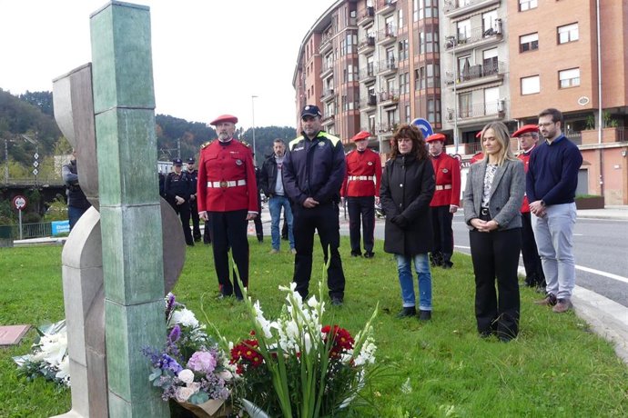 La Ertzaintza recuerda a Ana Isabel Arostegui y a Javier Mijangos, asesinados por ETA en 2001