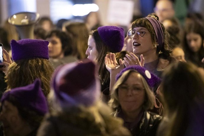 Archivo - Miles de personas protestan con carteles durante la manifestación encabezada por el Moviment Feminista de Mallorca el 8 de marzo. 