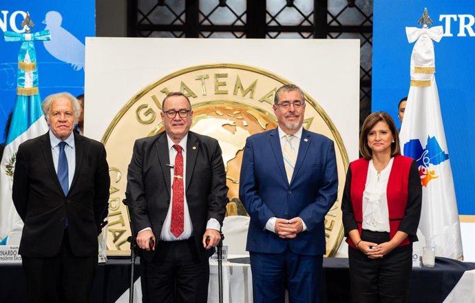 Archivo - El binomio electo de Guatemala --Bernardo Arévalo y Karin Herrera--, el presidente saliente guatemalteco Alejandro Giammattei, y el secretario general de la Organización de los Estados Americanos (OEA), Luis Almagro