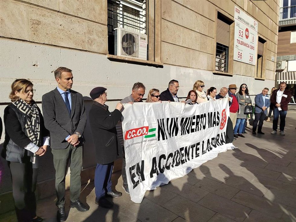 Concentración por la siniestralidad laboral frente a la sede de CCOO y UGT en Almería.