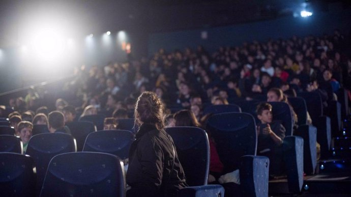 Espectadores en una sala de cine.