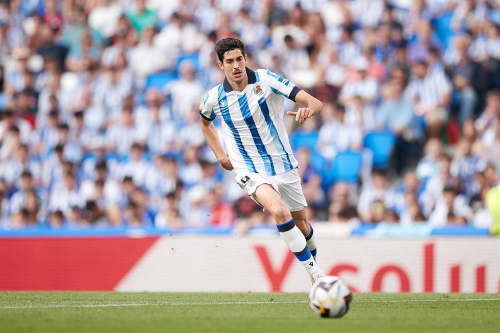 Archivo - El futbolista de la Real Sociedad Carlos Fernández sufre una hiperextensión de la rodilla derecha