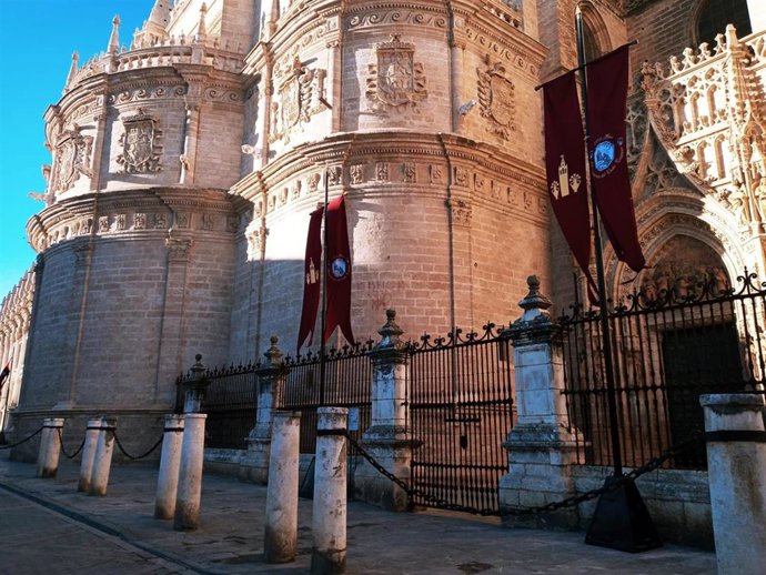 Gallardetes junto a la Puerta de Palos, en la Catedral, con ocasión de la procesión extraordinaria de San Fernando y la Virgen de Valme, por el 775 aniversario de la recuperación del culto cristiano.