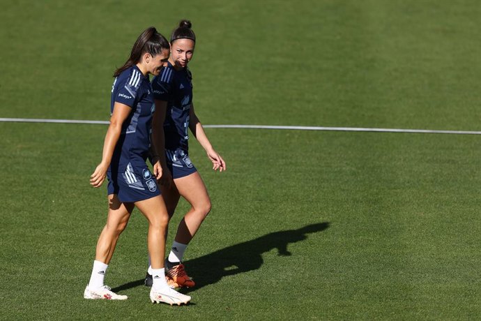 Archivo - Andrea Pereira talks to Athenea del Castillo during the training session of Spain Women Team at Ciudad del Futbol on June 22, 2022, in Las Rozas, Madrid, Spain.