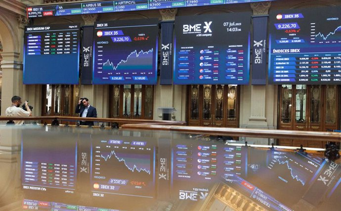 Archivo - Varios paneles del Ibex 35, en el Palacio de la Bolsa, a 7 de julio de 2023, en Madrid (España). El Ibex 35 se desmarca en la media sesión de hoy del resto de índices europeos y registraba una caída del 0,7%, lo que llevaba al selectivo hasta 